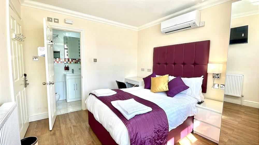 Crompton Guest House - Tap to explore photos
