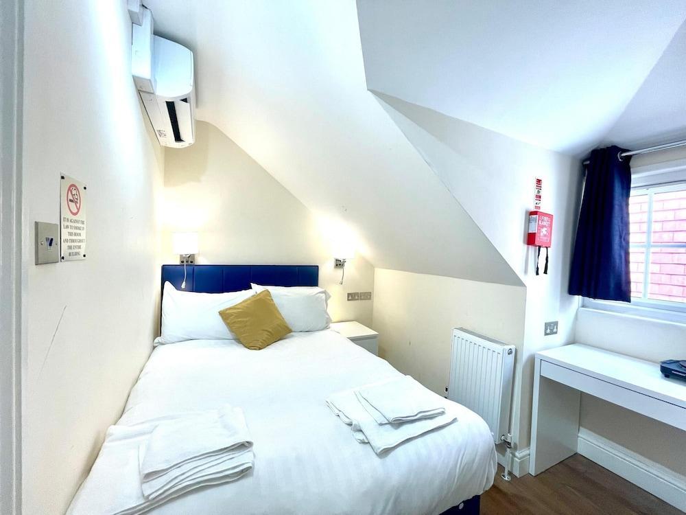 Crompton Guest House Room Type - Standard Double Room, Private Bathroom