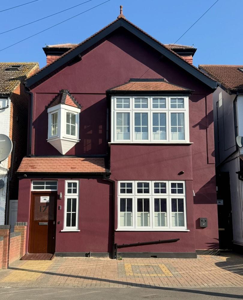 Crompton Guest House - Tap to explore photos