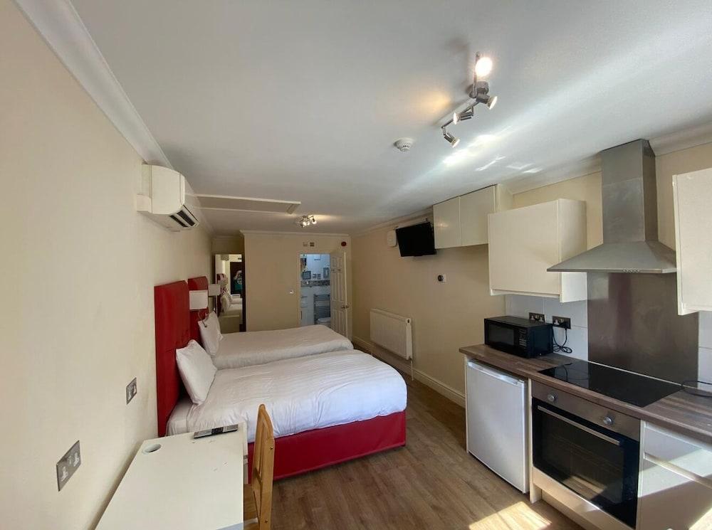 Crompton Guest House Room Type - Basic Studio, Private Bathroom
