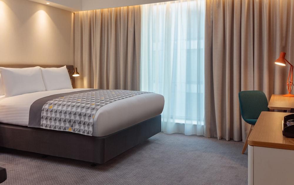 Holiday Inn LONDON - HEATHROW BATH ROAD - Tap to explore photos