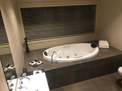 Lochiel Luxury Accommodation - Tap to explore photos