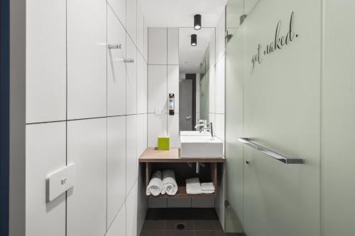 ibis Styles Melbourne Southbank - Tap to explore photos