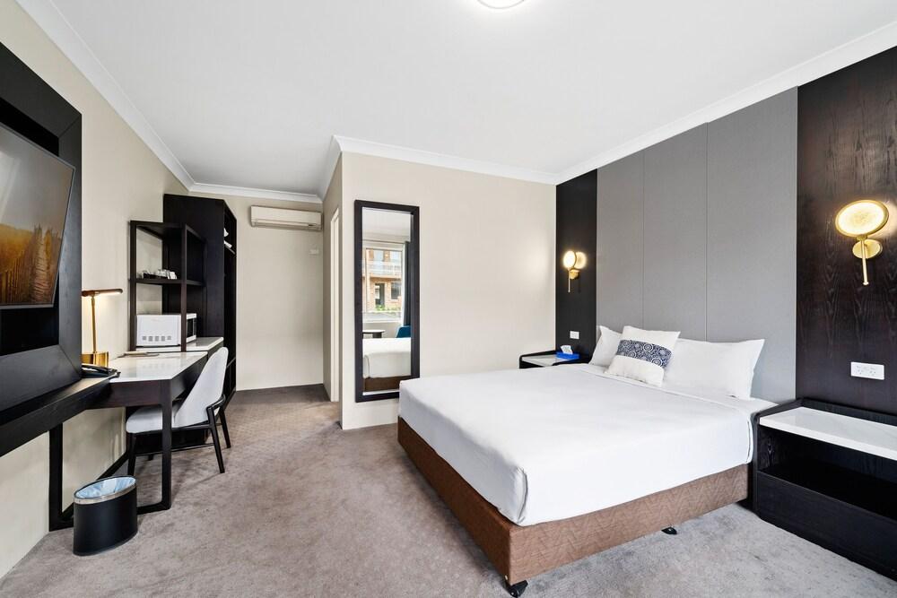 WM Hotel Bankstown Room Type - Deluxe Queen Room