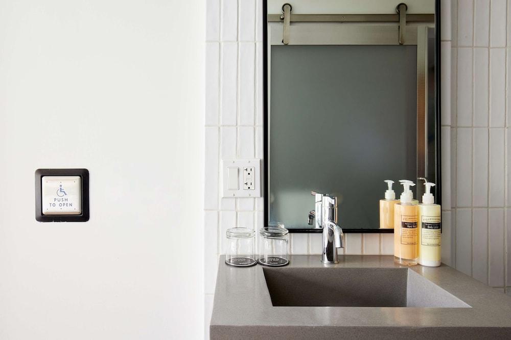 Arlo SoHo Room Type - Room, 1 Queen Bed, Mobility Accessible (Queen, Courtyard)
