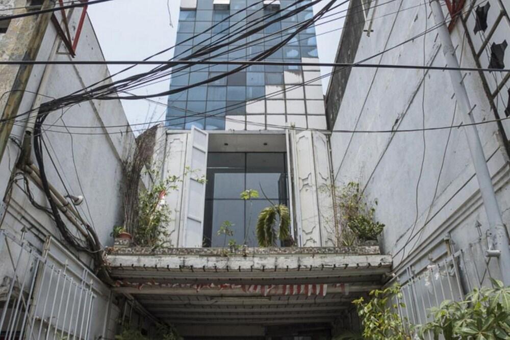 Formerly Reddoorz Plus Near Jakarta Kota Station - Tap to explore photos