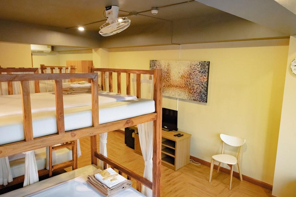 Metro Pratunam Boutique Hotel Room Type - Private room with 6 beds & shared external bathroom