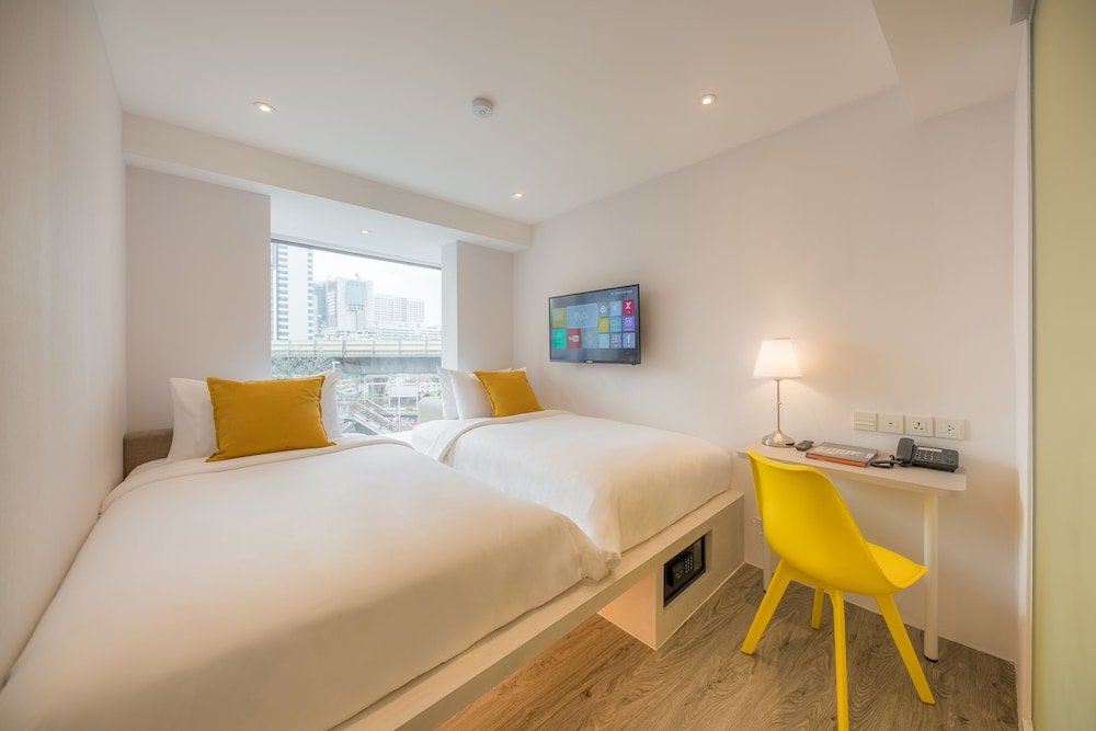 Yello Rooms Hotel Victory Monument Room Type - King Twin Room With City View