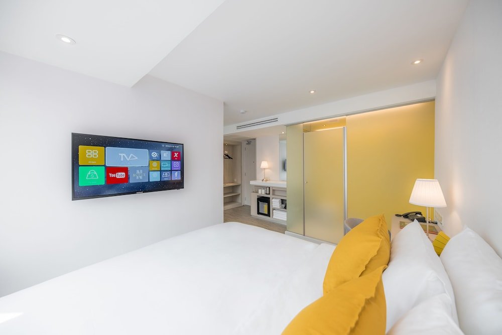 Yello Rooms Hotel Victory Monument Room Type - Family Twin Room