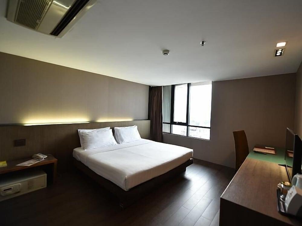 Bangkok City Hotel Room Type - Deluxe Room, 1 King Bed, Non Smoking, Private Bathroom