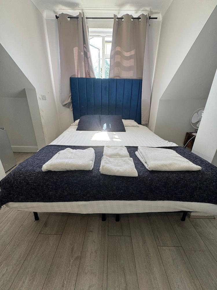 Golders Park Hotel Room Type - Deluxe Double Room