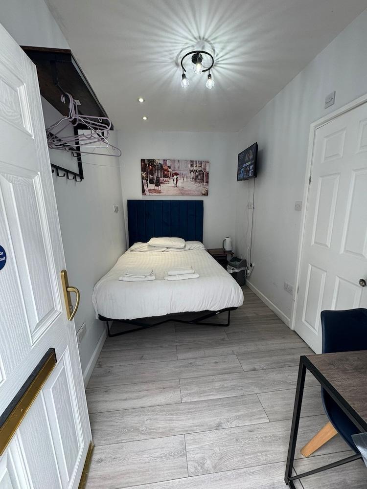 Golders Park Hotel Room Type - Small Double Room