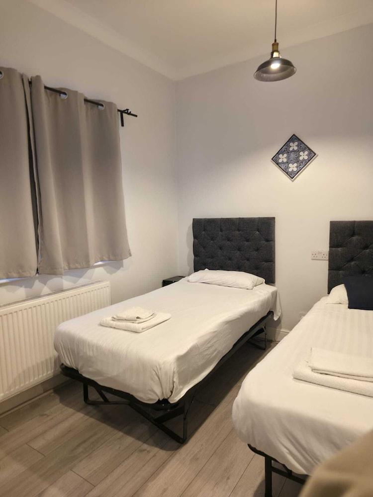 Golders Park Hotel Room Type - Deluxe Twin Room