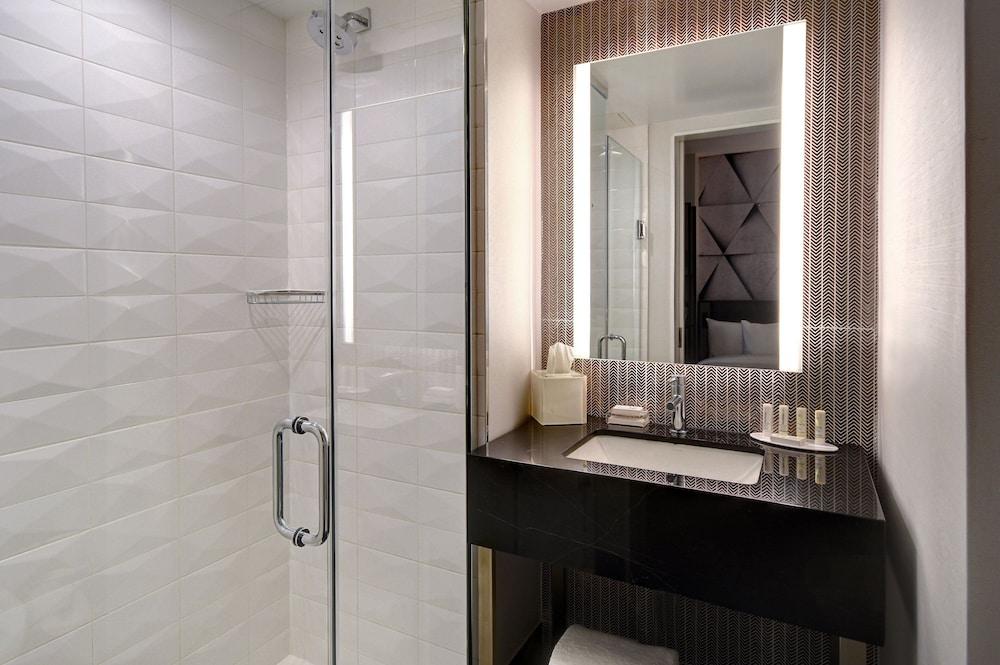 SpringHill Suites by Marriott New York Midtown Manhattan/Park Avenue - Tap to explore photos
