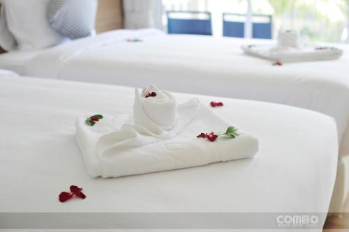 Combo Beach Hotel Samui - Tap to explore photos