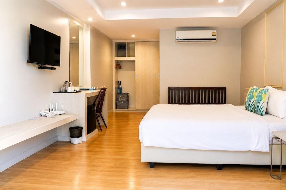Combo Beach Hotel Samui - Tap to explore photos