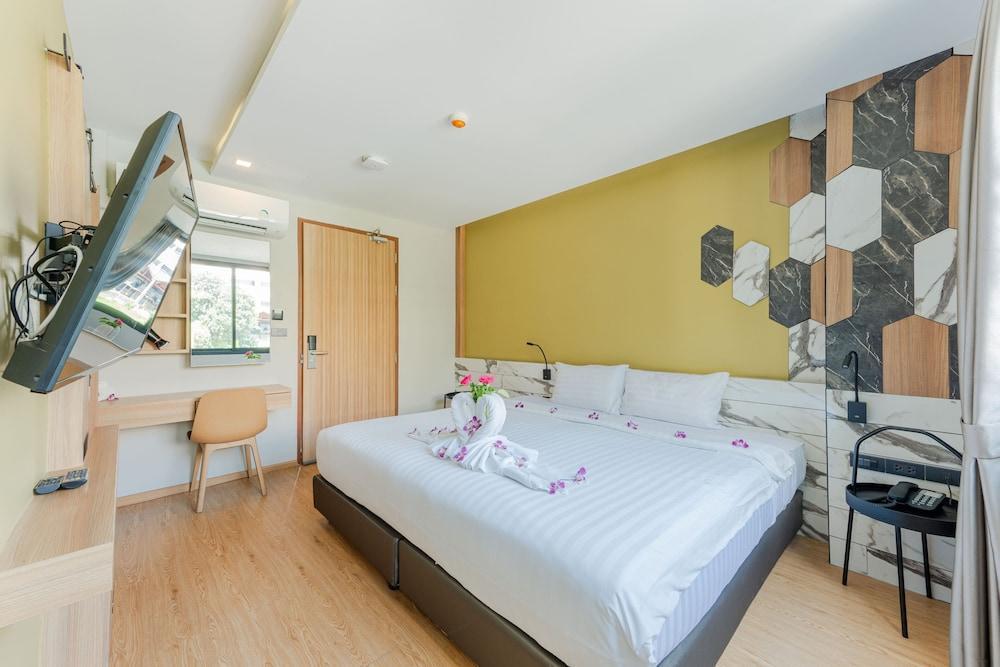 Sky Wave Patong Room Type - Superior Double Room