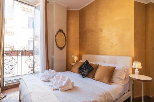 Golden Rooms Piazza di Spagna - Tap to explore photos