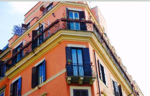 Golden Rooms Piazza di Spagna - Tap to explore photos