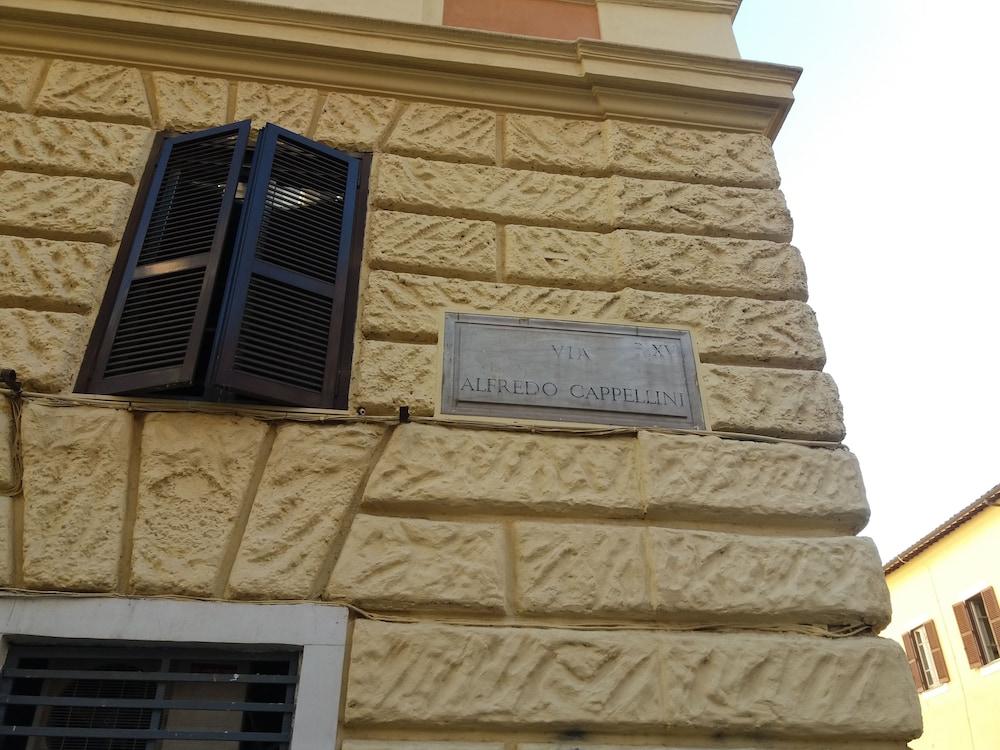 B&B Federica's House in Rome - Tap to explore photos