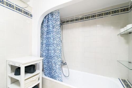 White terrace apartment navona - Tap to explore photos
