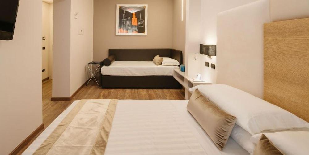 Etruska luxury Trastevere Guesthouse Room Type - Deluxe Triple Room