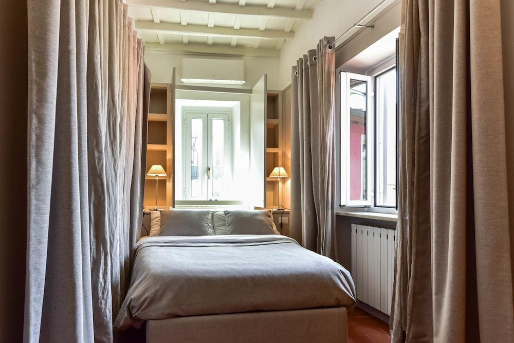 Navona Charming Apartment - Tap to explore photos