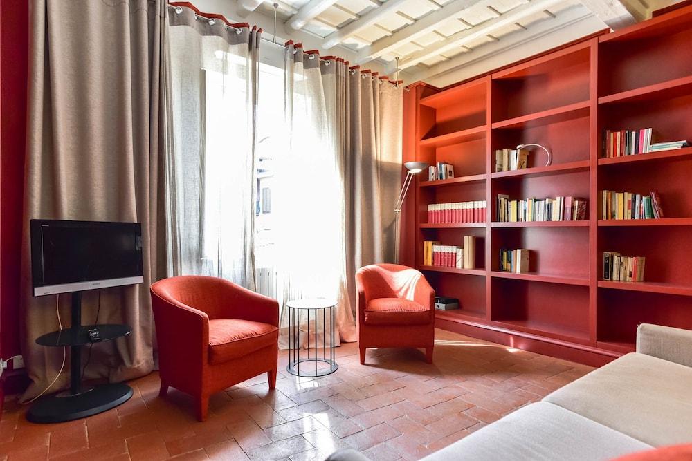 Navona Charming Apartment - Tap to explore photos
