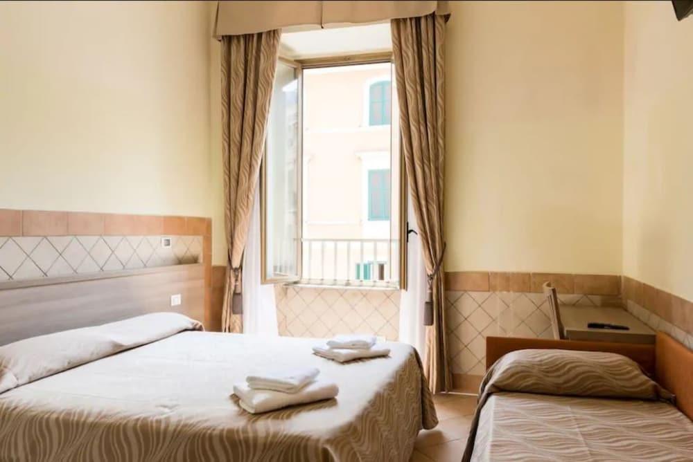 Alex Romano Room Type - Classic Triple Room, Private Bathroom