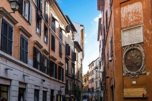 Navona Bernini Lodge - Tap to explore photos