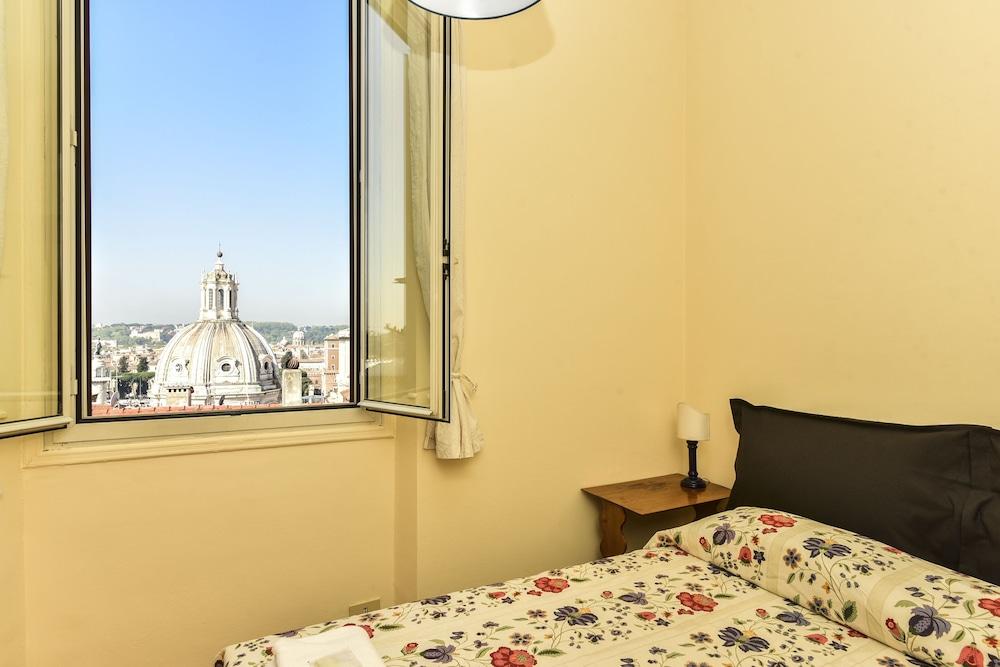 Rome at Your Feet Apartment with Terrace - Tap to explore photos