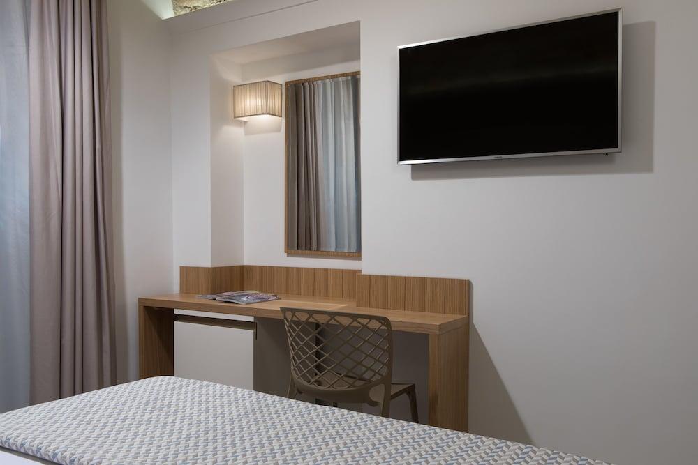 Magica Luna Boutique Hotel Roma - Tap to explore photos
