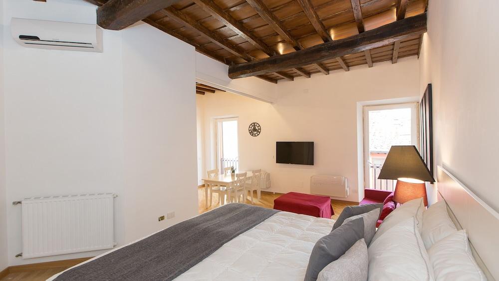 Rental in Rome Trastevere Atmosphere - Tap to explore photos