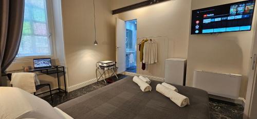 Room Roma Nazionale - Tap to explore photos