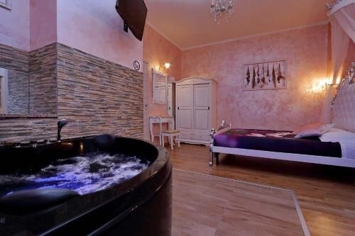 Chilling Hot Tub Suite Room Type - Double Room with Spa Bath
