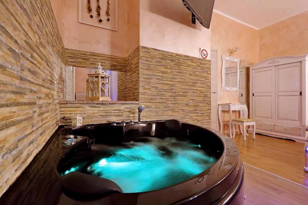 Chilling Hot Tub Suite - Tap to explore photos