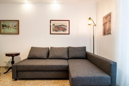 Vatican Museums Roomy Apartment - Tap to explore photos