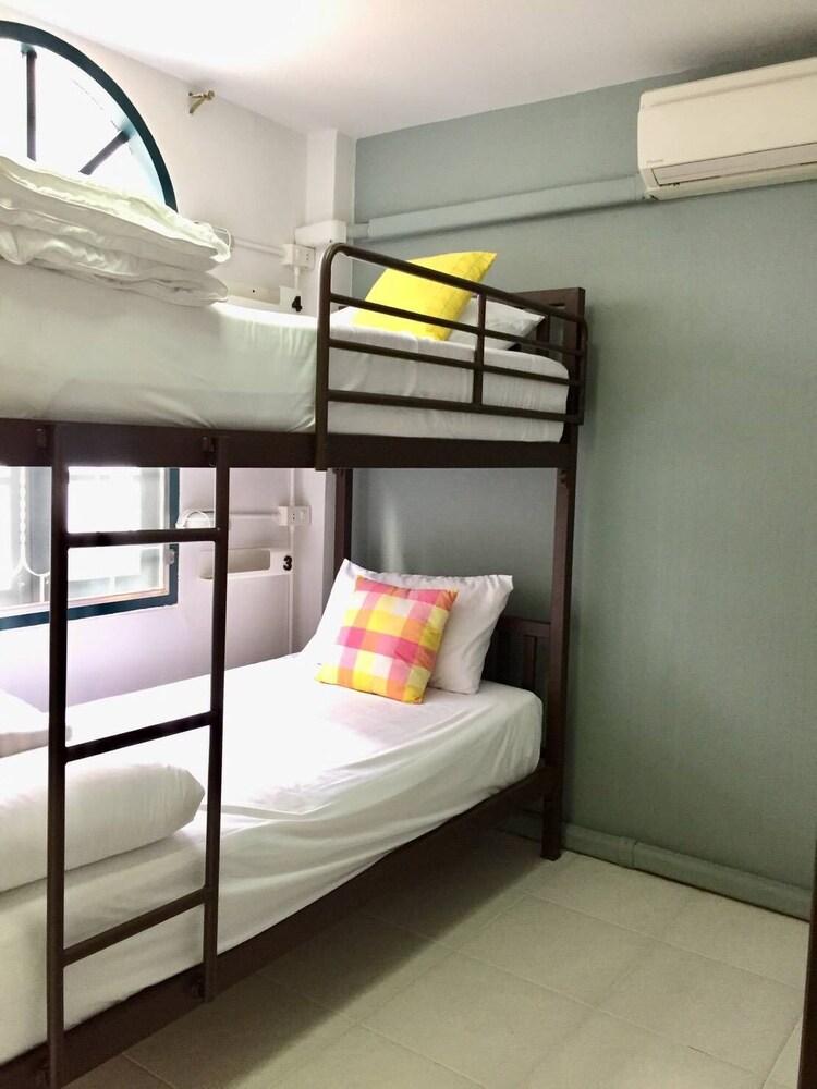 Asoke Montri Hostel Room Type - 6-bed female dormitory