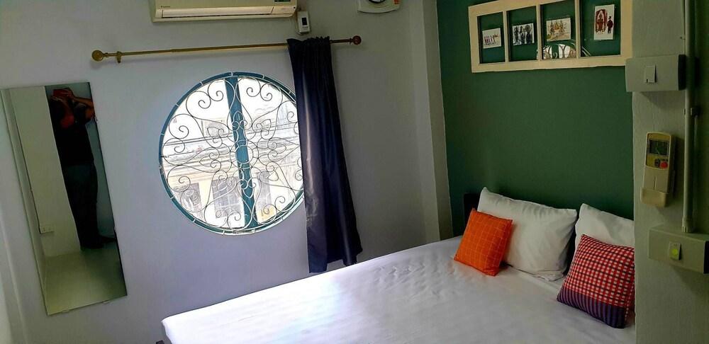 Asoke Montri Hostel Room Type - Private Double Bedroom (Shared bathroom)
