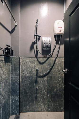Castle Black Bangkok - Hostel Room Type - Family Room with Shower