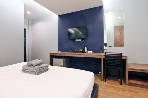Castle Black Bangkok - Hostel Room Type - Deluxe Double Room with Balcony