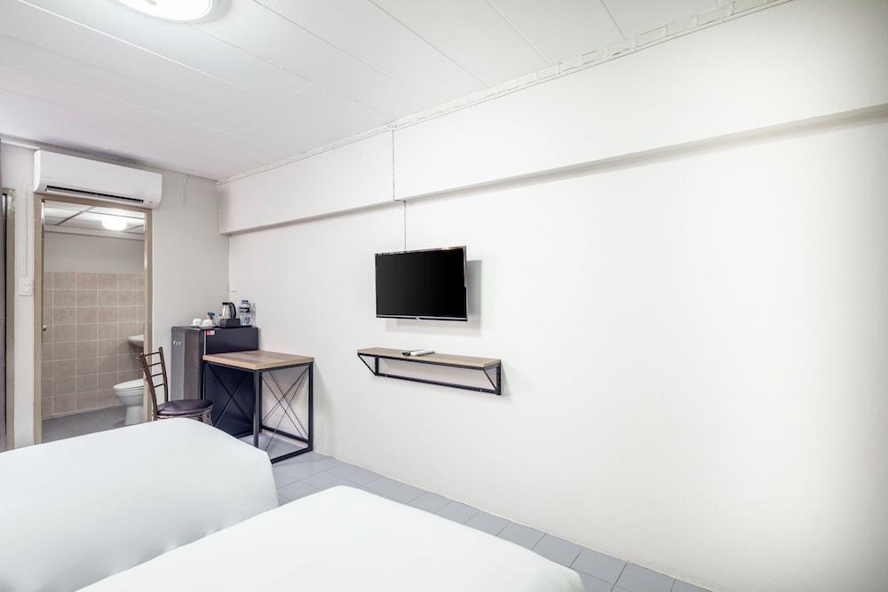 Livotel Express Hotel Ramkhamhaeng 50  Bangkok - Tap to explore photos
