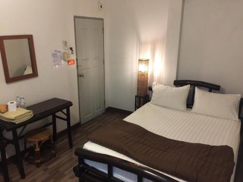 Lamphuhouse Bangkok Room Type - A/C Double Room Shared Bathroom