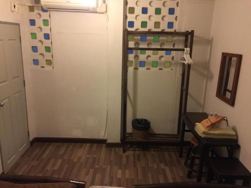 Lamphuhouse Bangkok Room Type - A/C Twin Room Shared Bathroom