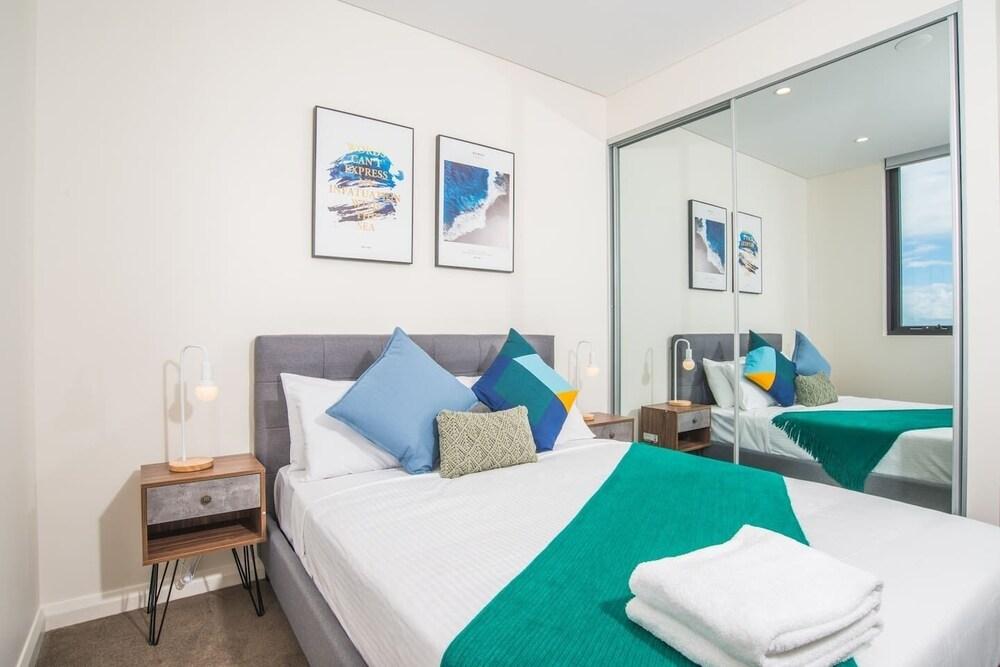 Refreshing 2bed2bath APT in Up&coming Liverpool - Tap to explore photos
