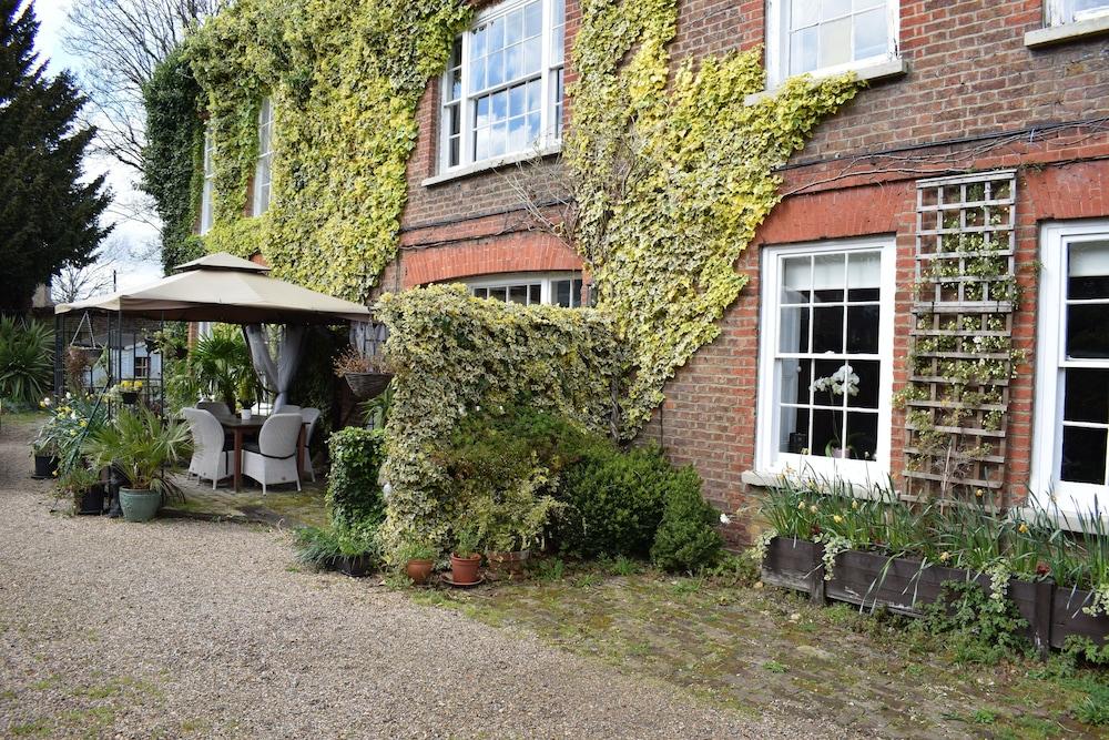Harmondsworth Hall Guest House Heathrow - Tap to explore photos