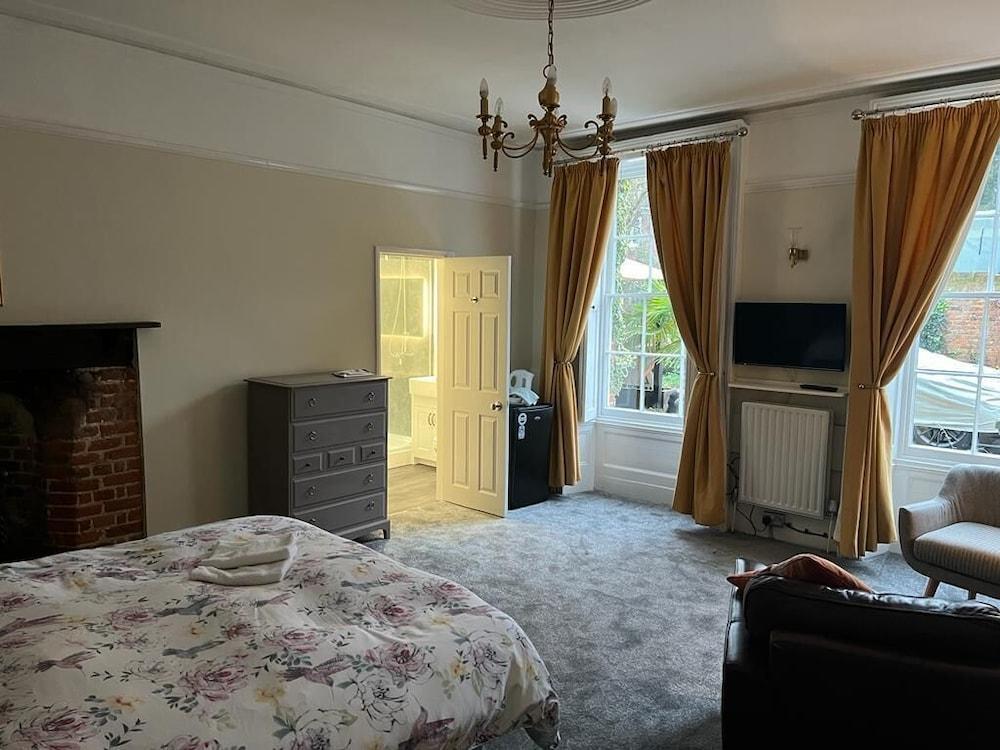 Harmondsworth Hall Guest House Heathrow - Tap to explore photos