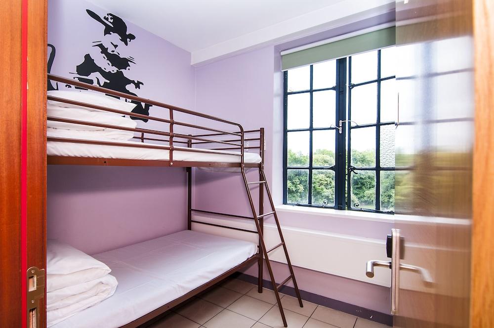 Rest Up London - Hostel Room Type - Private Twin - private bathroom