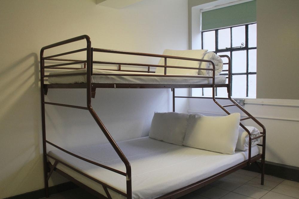 Rest Up London - Hostel Room Type - Triple Room, Private Bathroom