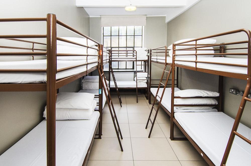Rest Up London - Hostel Room Type - 1 bed in shared, mixed room of 10 - shared barhroom